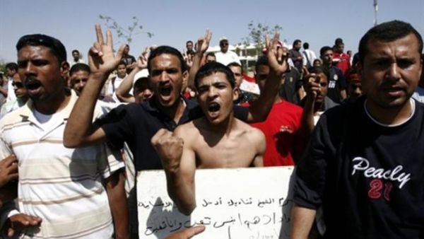 متظاهرون مصريون يطالبون برحيل مبارك من شرم الشيخ. متظاهرون مصريون يطالبون برحيل مبارك من شرم الشيخ.