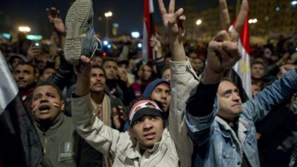 متظاهرون في ميدان التحرير يعبرون عن رفضهم لخطاب مبارك الأخير.