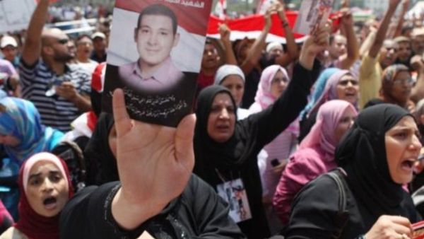 الجموع المصرية يحركها الخوف من المجهول. الجموع المصرية يحركها الخوف من المجهول.