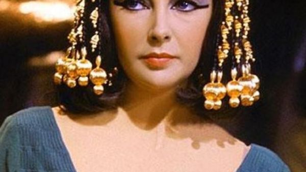 إليزابيث تايلور في دورها الشهير كليوباترا.