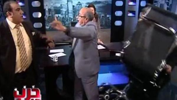 جانب من المشاجرة التي حدثت على الهواء مباشرة.