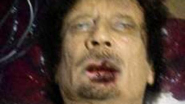 صورة للقذافي مقتولا تداولتها الشبكات الاجتماعية. صورة للقذافي مقتولا تداولتها الشبكات الاجتماعية.