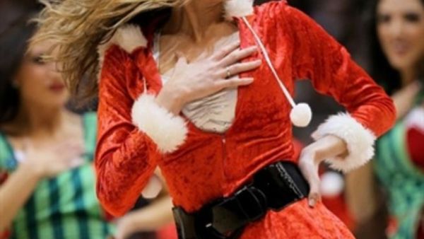 فتاة ترتدي تنورة قصيرة فتاة ترتدي تنورة قصيرة