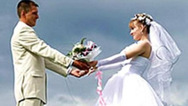 "التضحية والتنازلات" من أهم أسباب الزواج الناجح. "التضحية والتنازلات" من أهم أسباب الزواج الناجح.