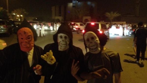 شباب سعودي يجتمعون لطرد الجن من مستشفى بالرياض شباب سعودي يجتمعون لطرد الجن من مستشفى بالرياض