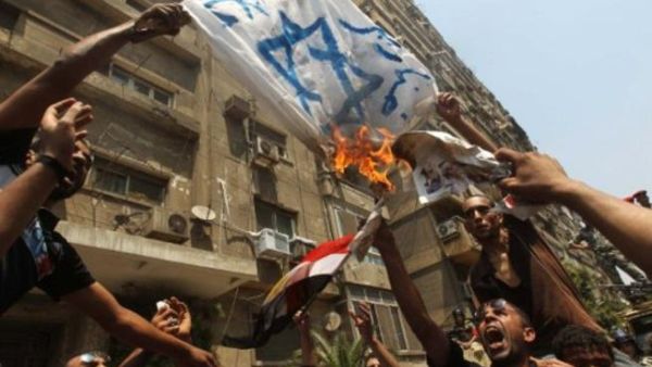 حل العلم المصري محل الإسرائيلي فوق السفارة الإسرائيلية في القاهرة. حل العلم المصري محل الإسرائيلي فوق السفارة الإسرائيلية في القاهرة.