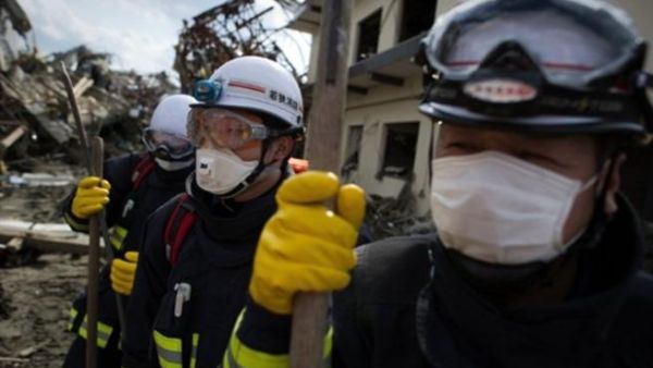 عمال إنقاذ يابانيون.