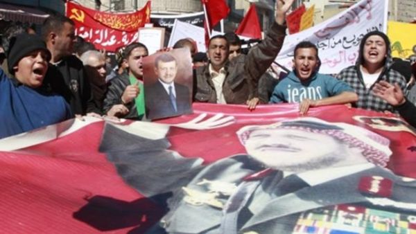 جانب من التظاهرات في عمان والمطالبة بالإصلاح.