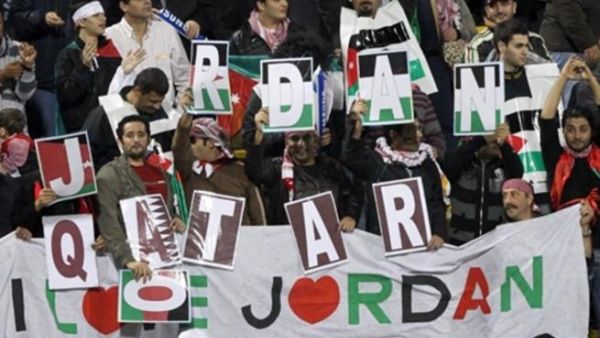 مشجعو منتخب النشامى يشجعون المنتخب الأردني في مباراته مع نظيره السوري والتي انتهت بفوز المنتخب الأردني 2-1. مشجعو منتخب النشامى يشجعون المنتخب الأردني في مباراته مع نظيره السوري والتي انتهت بفوز المنتخب الأردني 2-1.