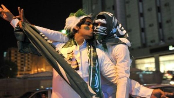 شباب سعودي يحتفل بالعيد الوطني السعودي. شباب سعودي يحتفل بالعيد الوطني السعودي.