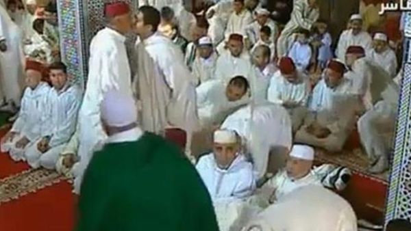 قبلة "بالفم" بين شخصين امام ملك المغرب في المسجد تثير جدلا واسعاً