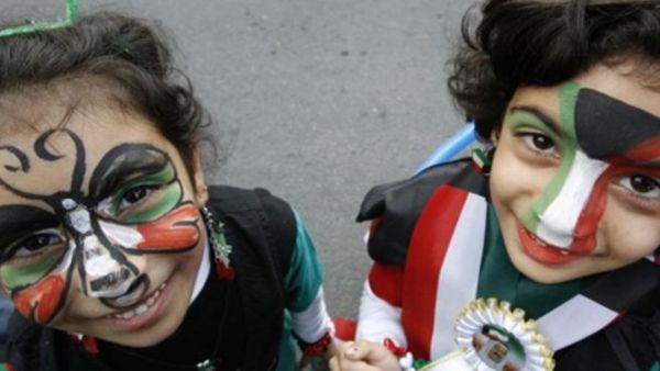 فتيات يحتفلن باليوم الوطني في الكويت.