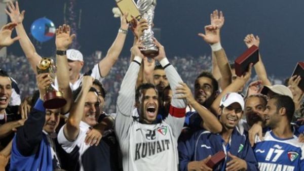 لاعبو الفريق الكويتي يحتفلون بفوزهم بدورة كأس الخليج 20 التي أقيمت في اليمن مؤخرا. لاعبو الفريق الكويتي يحتفلون بفوزهم بدورة كأس الخليج 20 التي أقيمت في اليمن مؤخرا.