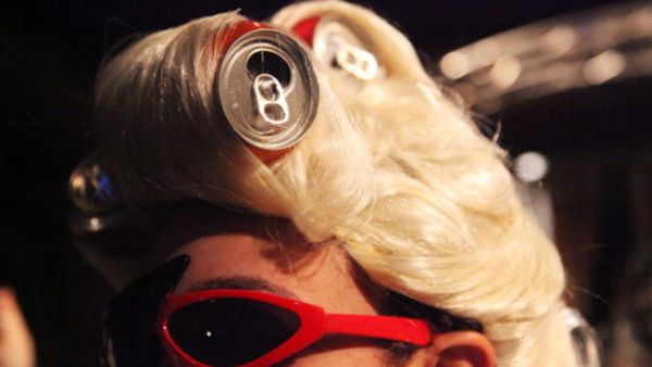 تشتهر ليدي غاغا بصرعاتها الغريبة!!