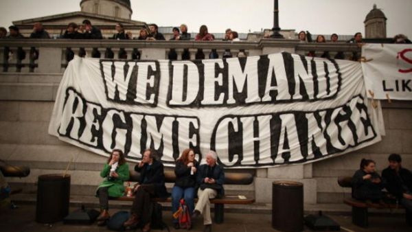 لافتة في ميدان الطرف الأغر في لندن تطالب "بتغيير النظام"!.