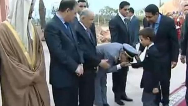 كبار رجالات الدولة يقبلون يد ولي العهد المغربي!