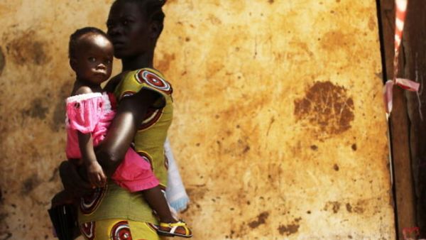 أم تحمل طفلها.