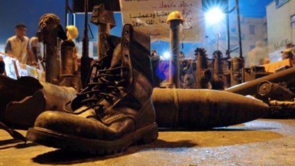 الحذاء القديم هدية المصريين لمبارك. الحذاء القديم هدية المصريين لمبارك.