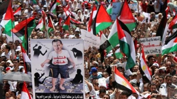 الشعب المصري يطالب بمحاكمة مبارك. الشعب المصري يطالب بمحاكمة مبارك.