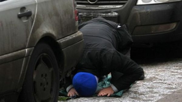 رجل مسلم يصلي في الشارع. رجل مسلم يصلي في الشارع.