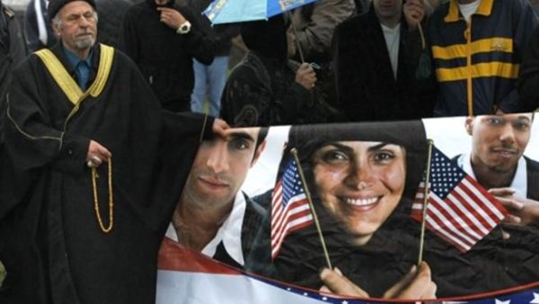 المسلمون منقسمون حتى في أمريكا. المسلمون منقسمون حتى في أمريكا.