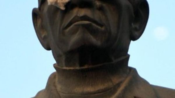 تمثال نجيب محفوظ بعين واحدة في إشارة إلى أحداث ميدان التحرير الأخيرة في مصر. تمثال نجيب محفوظ بعين واحدة في إشارة إلى أحداث ميدان التحرير الأخيرة في مصر.