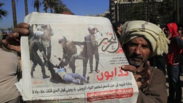 فتاة التحرير على صفحات الجرائد.