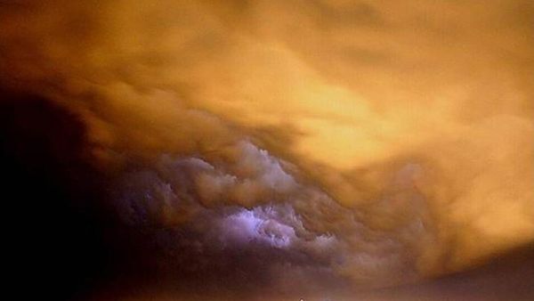 مشهد من إعصار جونو في سلطنة عمان. مشهد من إعصار جونو في سلطنة عمان.