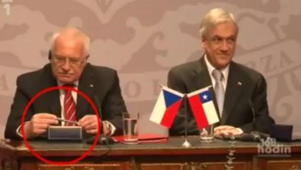 الرئيس فاتسلاف يأخذ القلم. الرئيس فاتسلاف يأخذ القلم.