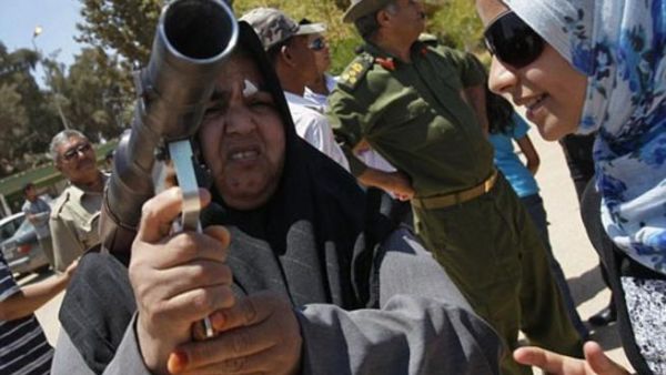 جيش جديد من النساء يدعم القذافي.  جيش جديد من النساء يدعم القذافي.