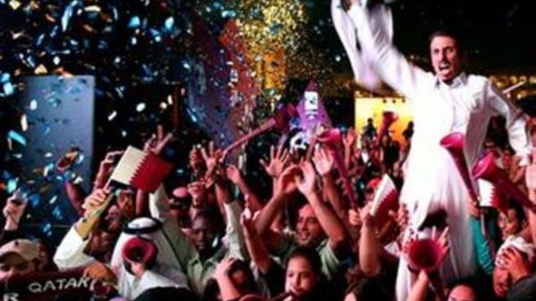 جانب من فرحة الجماهير القطرية بفوز قطر بتنظيم مونديال 2022 لتكون أول دولة عربية تحقق هذا الإنجاز.