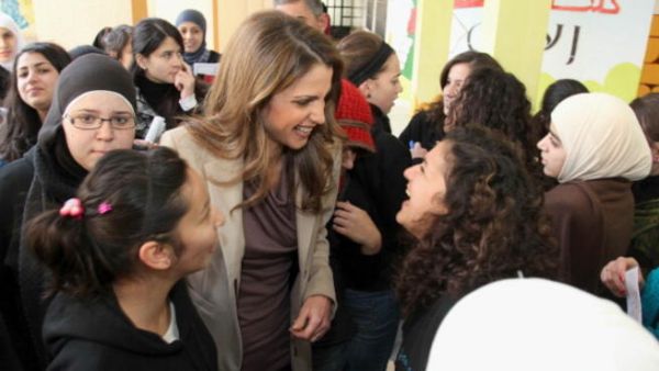 خاطبت مجموعة من مستخدمي تويتر الملكة طالبين منها معرفة شخص المعلمة التي تظهر في الفيديو.