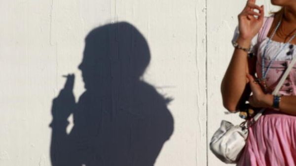 هل يتعارض تدخين المرأة مع أنوثتها؟ هل يتعارض تدخين المرأة مع أنوثتها؟