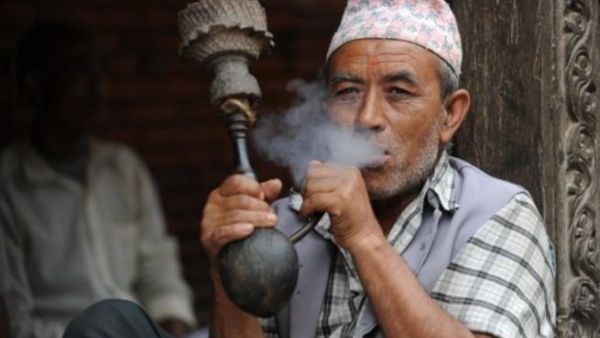 مسموح بالتدخين في جميع الأوقات بحسب  قانون منع التدخين في جمهورية الحمص. مسموح بالتدخين في جميع الأوقات بحسب  قانون منع التدخين في جمهورية الحمص.