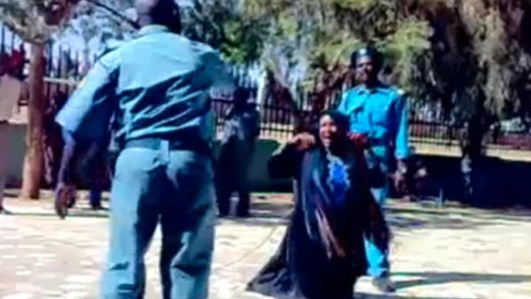 صورة تظهر فتاة سودانية تتعرض للجلد في مركز شرطة في السودان. صورة تظهر فتاة سودانية تتعرض للجلد في مركز شرطة في السودان.
