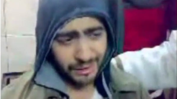 تامر حسني يبكي بعد أن طرده المتظاهرون من ميدان التحرير.