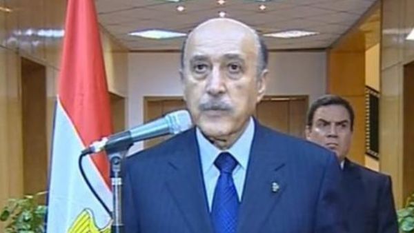 حيّر الرجل الواقف خلف عمر سليمان  الجميع!!