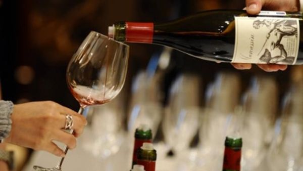 زعم الخبر بأن الإمارات تفوقت على فرنسا قي استيراد الويسكي الاسكتلندي!