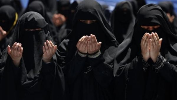 نساء يمنيات بعد صلاة الجمعة في مظاهرات احتجاج ضد الرئيس اليمني.