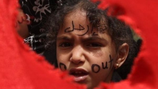 فتاة يمنية تحتج ضد النظام.