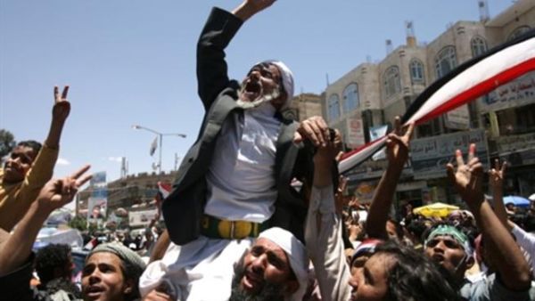 متظاهر يمني. متظاهر يمني.