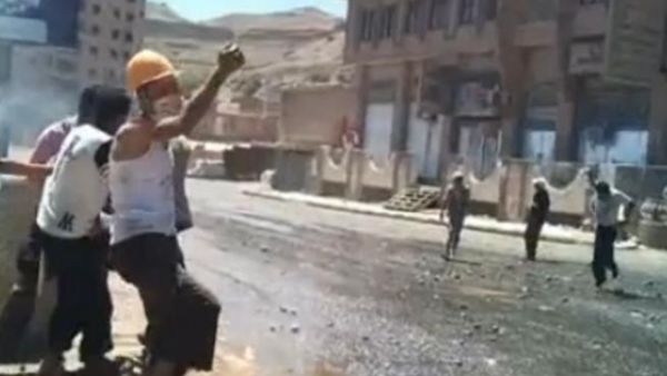 المتظاهر الذي يرتدي فانيلة بيضاء وخوذة برتقالية يرقص على صوت الرصاص!. المتظاهر الذي يرتدي فانيلة بيضاء وخوذة برتقالية يرقص على صوت الرصاص!.