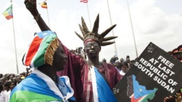 رجل يرتدي زي تمثال الحرية أثناء احتفال جنوب السودان بالانفصال عن جنوبه. رجل يرتدي زي تمثال الحرية أثناء احتفال جنوب السودان بالانفصال عن جنوبه.