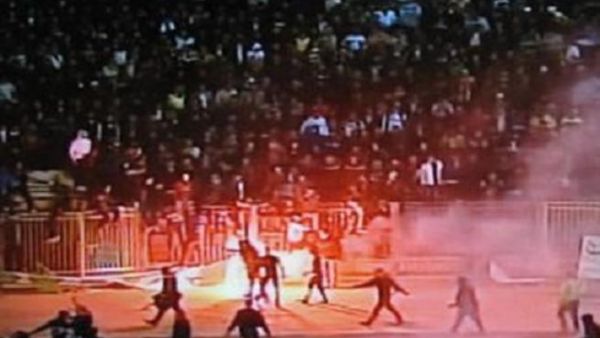 أحداث شغب في مباراة مصرية أودت بحياة العشرات. أحداث شغب في مباراة مصرية أودت بحياة العشرات.