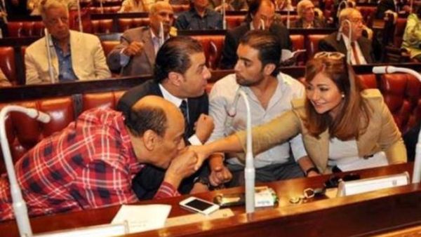الفنان احمد بدير يقبل يد الفنانة ليلى علوي في لجنة الخمسين