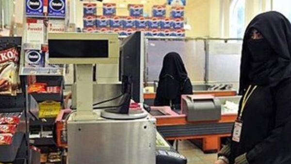 سعوديات يعملن كـ كاشيرات