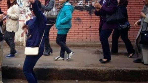 مصريات يرقصن امام لجان الدستور بعد التصويت