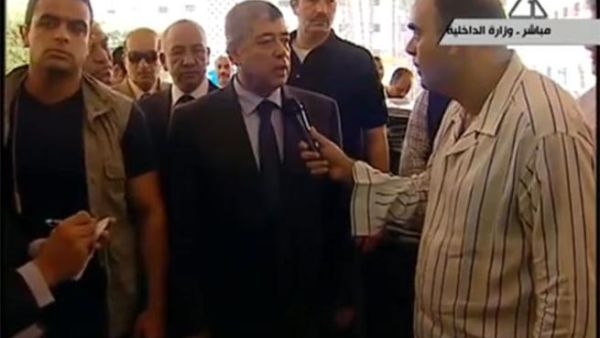 بيجامة مراسل التلفزيون المصري تثير السخرية