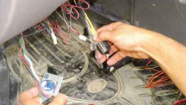 شاب سعودي يترك الوظيفة الحكومية ليعمل "كهربائي"