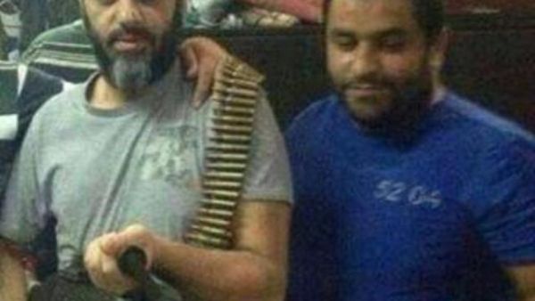 الفنان فضل شاكر يحمل السلاح